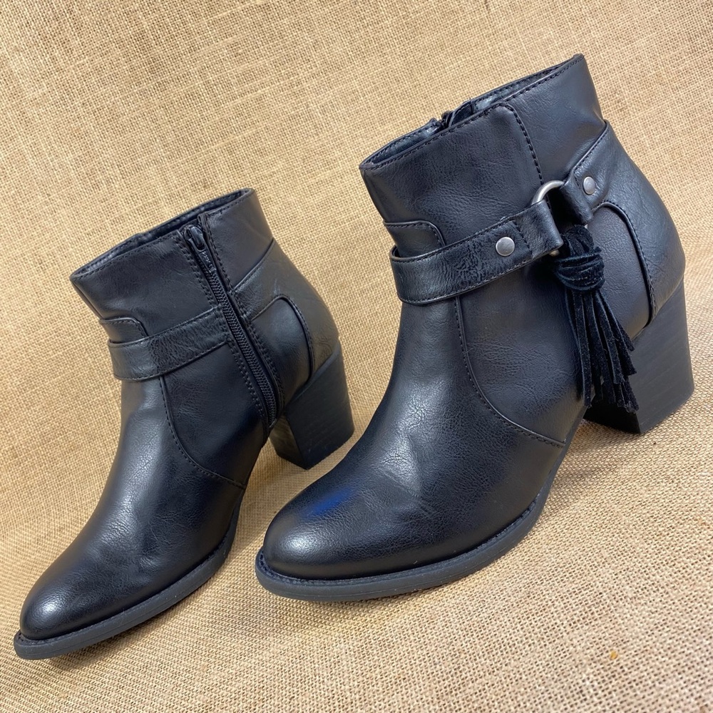 Women’s booties ankle boots American eagle tassel black size 9